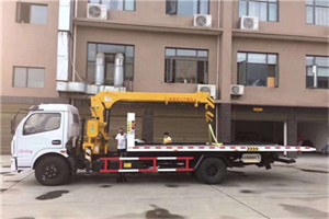 岳阳街道附近汽车轮胎更换